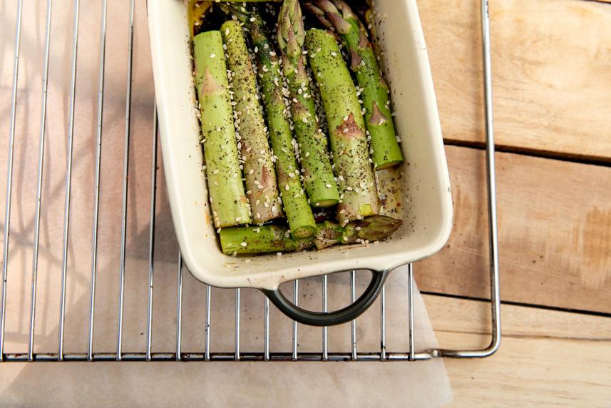 Roasted asparagus seasoned in pan