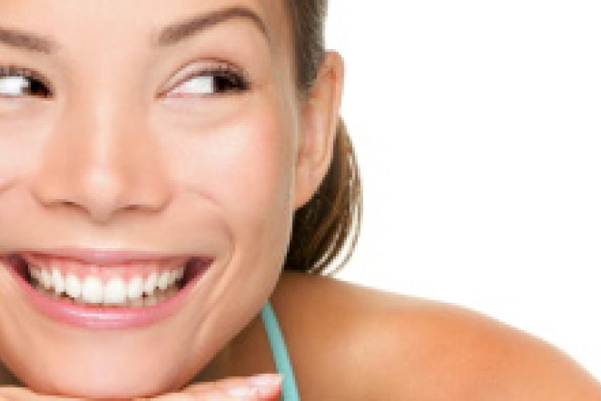 Photo: Smiling woman with face rested on her hands