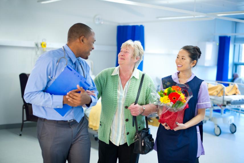 Photo: Doctor and nurse accompanying discharged patient 