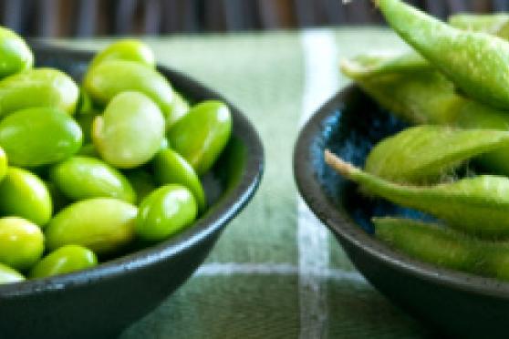 Photo: Bowls of shelled and unshelled edamame