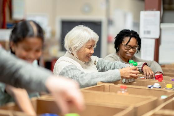 Women volunteering
